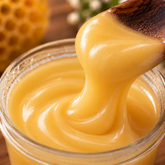 Miel Mantequilla: cristalizada, firme y cremosa, como mantequilla, servida con cuchara de madera