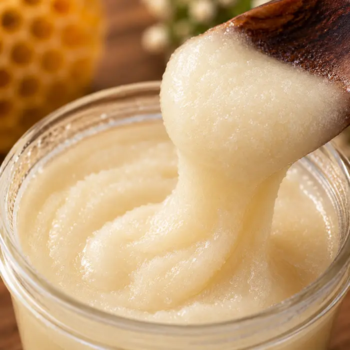 Miel de Mezquite: cristalizada, cremosa y untable, servida con cuchara de madera
